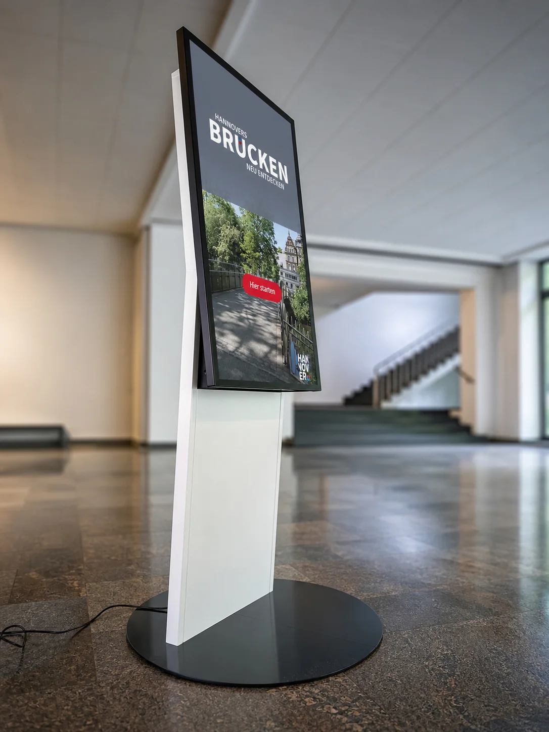 Hannover PRESENTER von hinten im Foyer