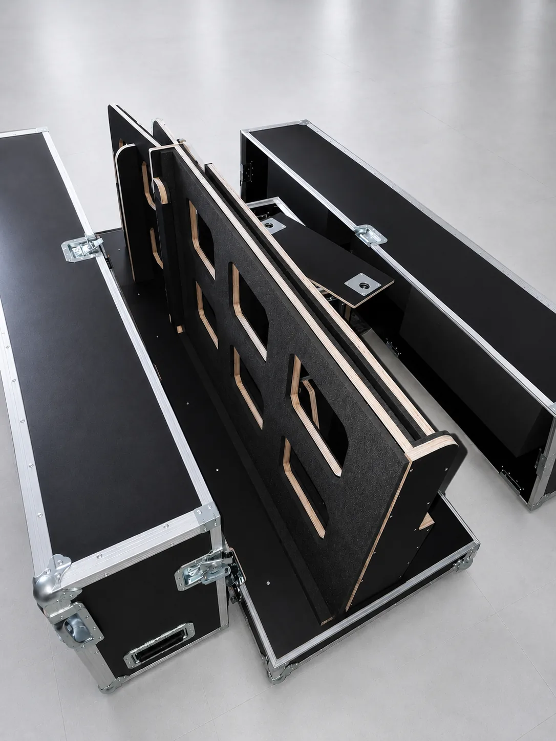 Geöffnete Transportkisten mit passgenau eingesetzten PRESENTER-Bauteilen